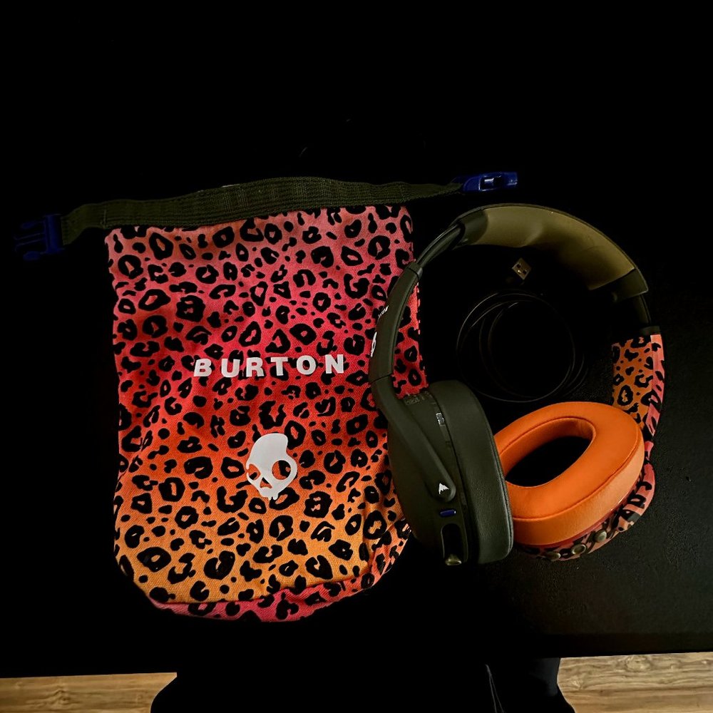 Skullcandy Crusher Evo with Leopard Print Pouch
